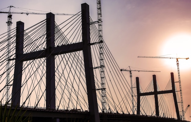 Silueta del puente más ancho del mundo Al Faraj (Tahya Masr), El Cairo, Egipto