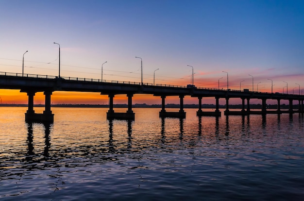 silueta del puente