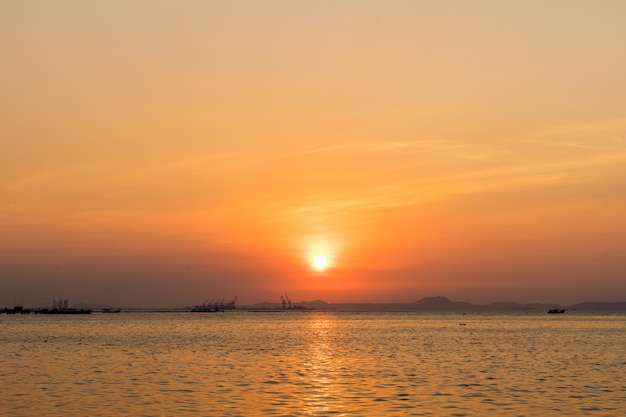 Silueta del puerto con puesta de sol en Sriracha Chonburi, Tailandia