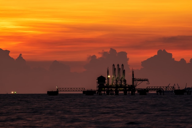 La silueta del puerto con el tiempo crepuscular.