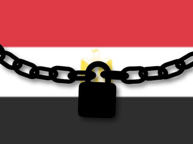 Silueta de seguridad de Egipto de una cadena y un candado sobre la bandera nacional