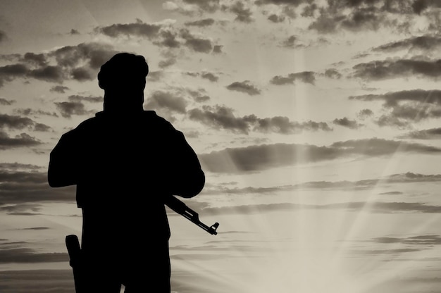 Foto silueta, de, soldado, con, un, arma de fuego