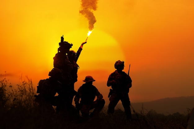 La silueta de un soldado militar con el sol como un Cuerpo de Marines para operaciones militares