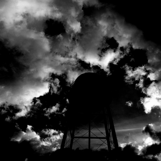 Foto silueta de un tanque de agua contra un cielo nublado