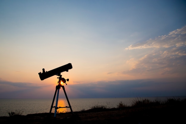 La silueta del telescopio al atardecer naranja