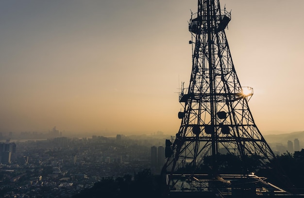 Silueta de la torre de comunicaciones contra el cielo al atardecer