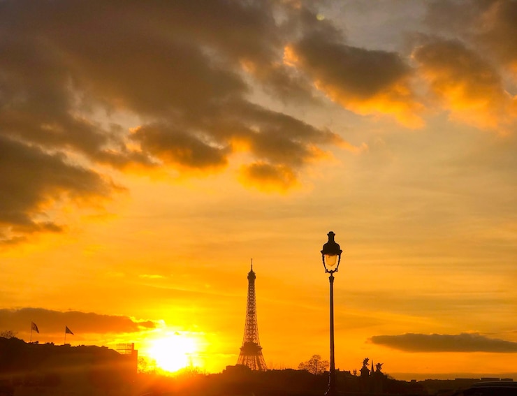 Foto silueta de la torre eiffel al atardecer
