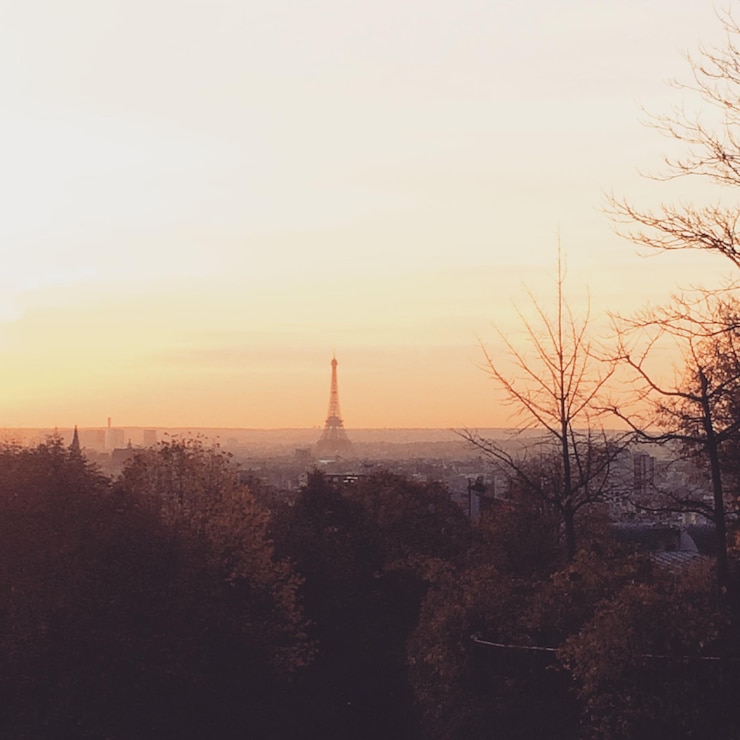 Foto silueta de la torre eiffel al atardecer