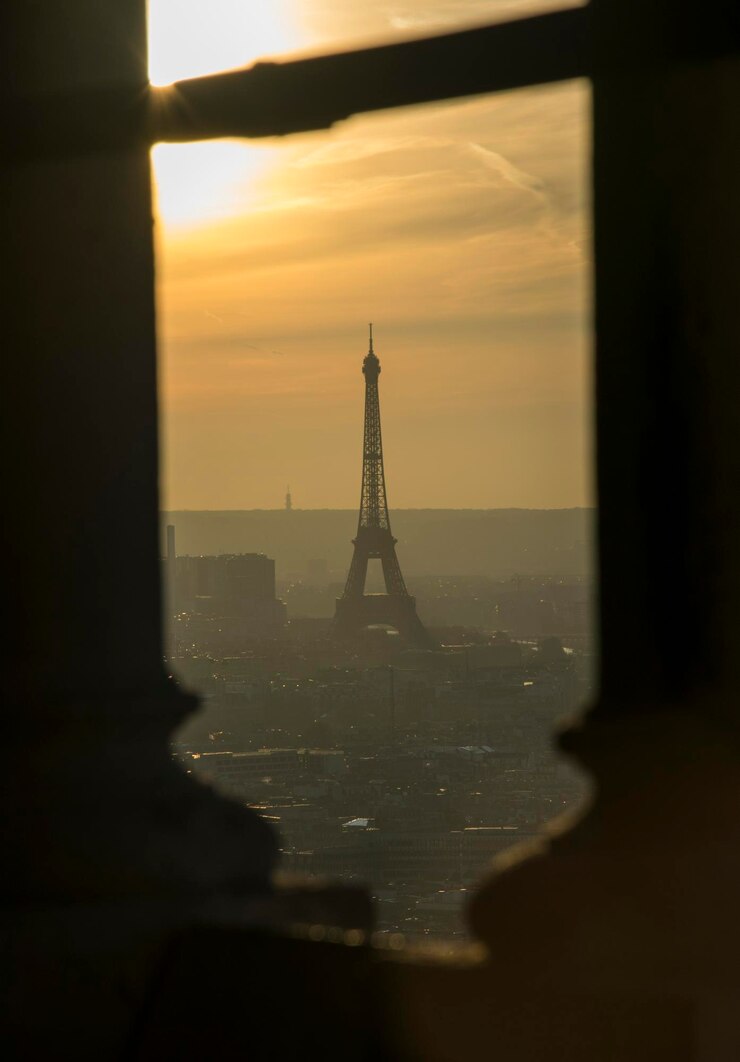 Foto silueta de la torre eiffel en la ciudad durante la puesta de sol