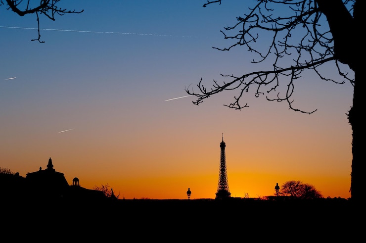 Foto silueta de la torre eiffel contra el cielo despejado durante la puesta de sol