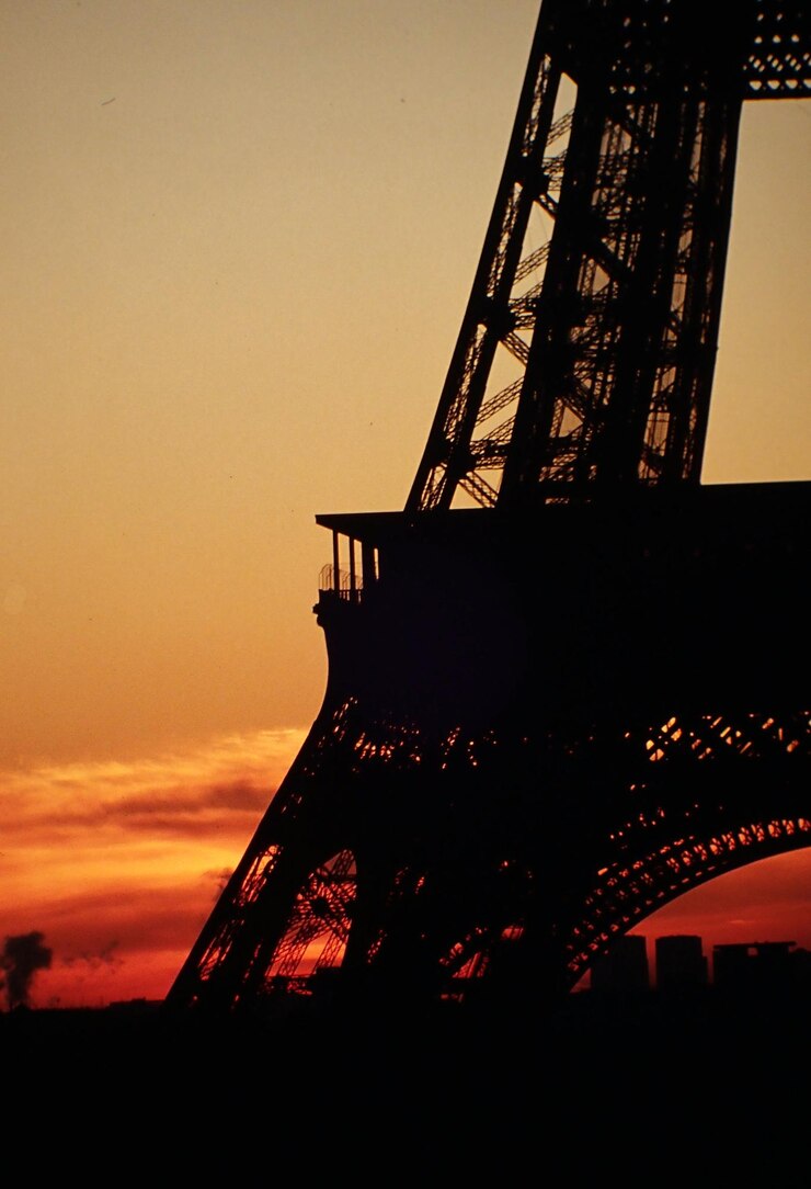 Foto silueta de la torre eiffel contra el cielo durante la puesta de sol