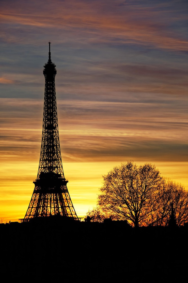 Foto silueta de la torre eiffel durante la puesta de sol