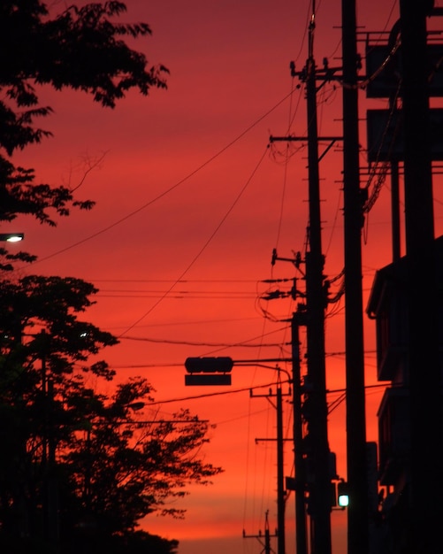 Foto silueta de una torre de electricidad contra el cielo durante la puesta de sol