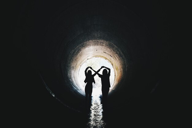 Foto silueta en el túnel