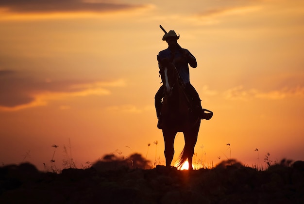 Silueta vaquero a caballo en Sunset Ang Thong en Tailandia.