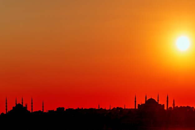 Silueta de vista de Estambul de la puesta de sol en los rayos del sol. . Estambul es la ciudad más grande de Turquía.