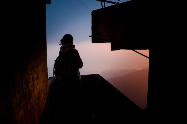 Silueta de la vista trasera de la mujer contra el cielo