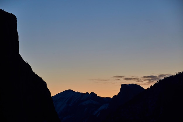 Silueta de Yosemite desde el túnel antes del amanecer