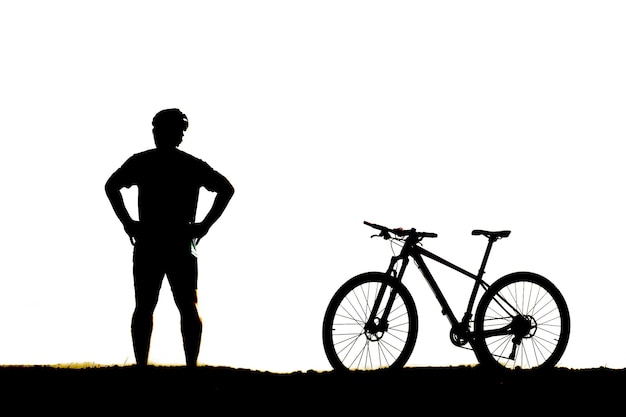 Siluetas de bicicletas de montaña y ciclistas por la noche felices Concepto de viaje y fitness