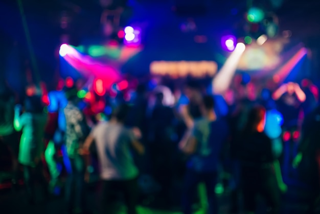 Siluetas borrosas de personas bailando en una discoteca