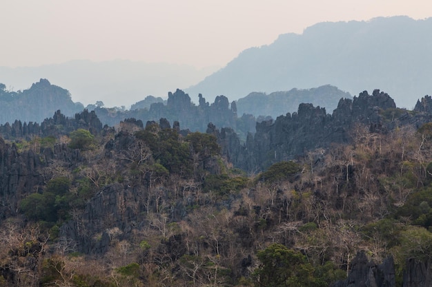 Siluetas de colinas rocosas de piedra caliza al atardecer Laos