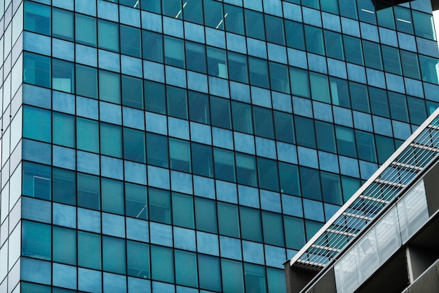 Siluetas de cristal modernas de rascacielos en la ciudad