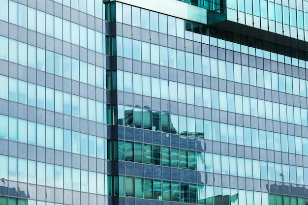 Siluetas de cristal modernas de rascacielos en la ciudad