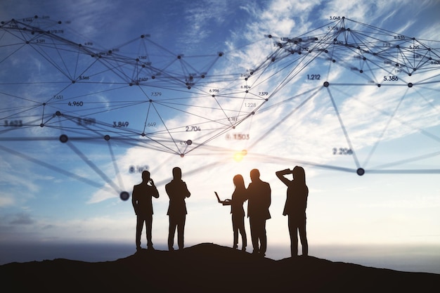 Siluetas de empresarios negros con líneas de conexión abstractas e índices en un fondo de cielo opaco Red de equipo de comunicación y concepto de innovación