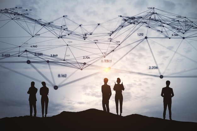 Siluetas de empresarios negros con líneas de conexión abstractas e índices en un fondo de cielo opaco Red de equipos de comunicación y concepto de innovación