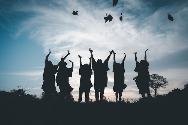 Siluetas de estudiantes Celebración Educación Graduación Éxito estudiantil Concepto de aprendizaje Ceremonia en la universidad