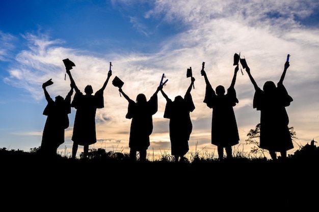 Siluetas de estudiantes Celebración Educación Graduación Éxito estudiantil Concepto de aprendizaje Ceremonia en la universidad