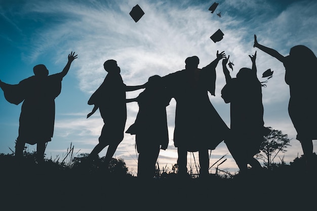 Siluetas de estudiantes Celebración Educación Graduación Éxito estudiantil Concepto de aprendizaje Ceremonia en la universidad