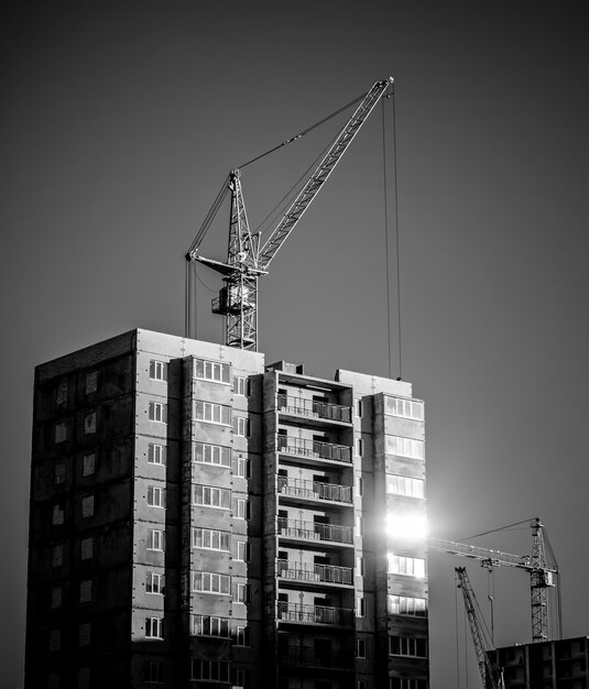 Foto siluetas de grúas de construcción industrial y construcción.