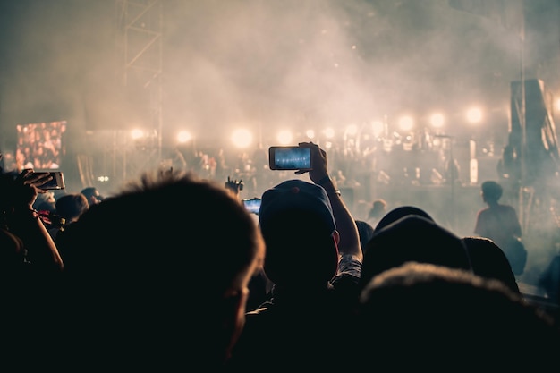 Siluetas de mano en conciertoLuz del escenario