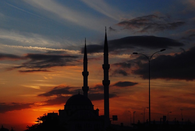 Las siluetas de los minaretes contra el cielo panorámico