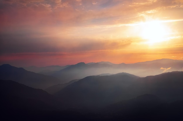 Siluetas de montaña al atardecer