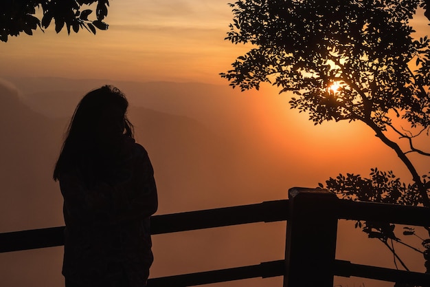 Siluetas de mujeres en la montaña al amanecer