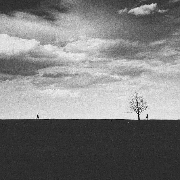 Foto siluetas de personas en el campo contra el cielo