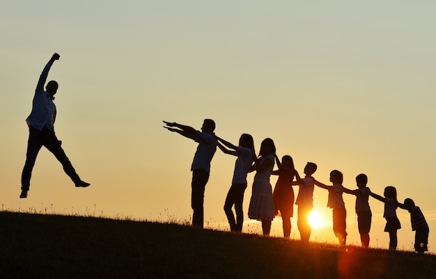 Siluetas de personas exitosas felices al aire libre