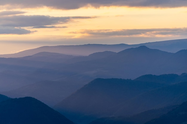 Siluetas de picos de montañas