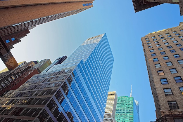 Siluetas de rascacielos modernos en el Bajo Manhattan, incluida la Torre de la Libertad, Nueva York, EE.UU.