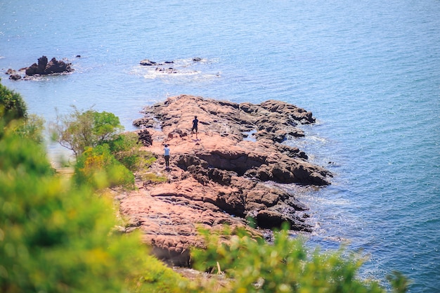 Siluetee el paisaje hermoso de la playa en Chanthaburi en Tailandia. Viajes y Conce natural.