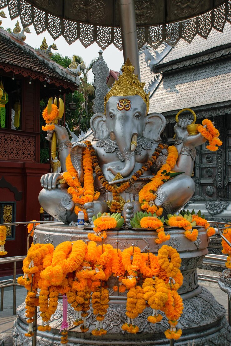 Silver Ganesha con ofrendas fuera de Wat Sri Suphan conocido como Templo de Plata en Chiang Mai