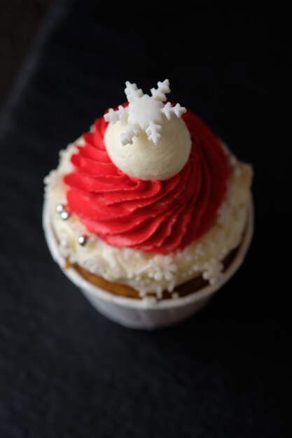 Silvester Cupcake mit Frischkäsecreme und Erdnuss-Karamell-Füllung.