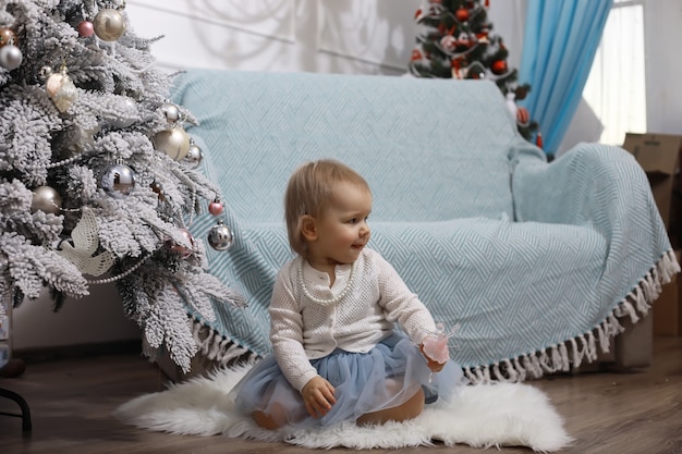 Silvester. Das Haus ist für den Urlaub eingerichtet. Elegant gekleideter Weihnachtsbaum mit Girlande und eine Familie mit Geschenken und einer Überraschung.