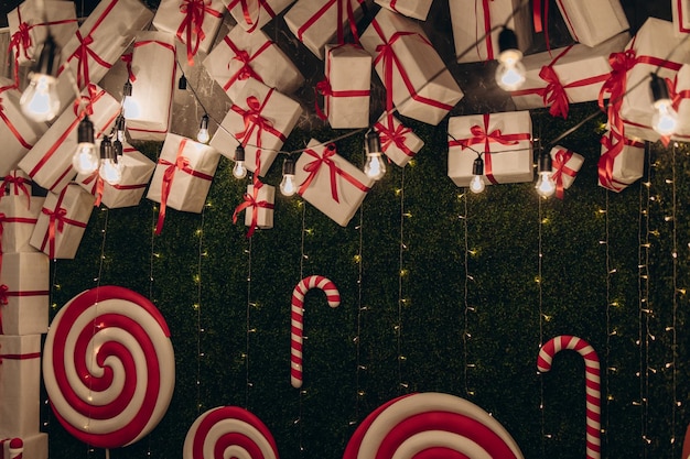 Silvester-Fotozone mit Schnee in der Nähe einer Café-Bäckerei Weihnachtsdekoration Spielzeug Weihnachtsbäume Bank Girlande leuchtende Glühbirnen festliches Stimmungsbild für Postkarte