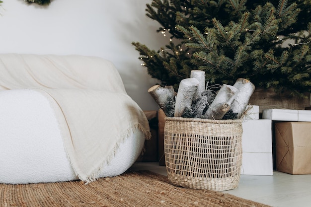 Silvester-Fotozone mit Schnee in der Nähe einer Café-Bäckerei Weihnachtsdekoration Spielzeug Weihnachtsbäume Bank Girlande leuchtende Glühbirnen festliches Stimmungsbild für Postkarte