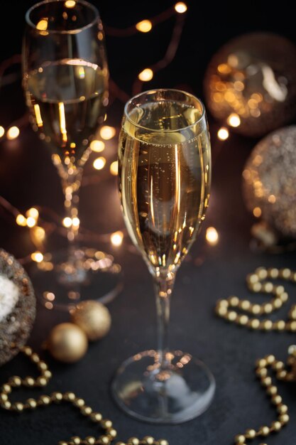 Silvester Glas Champagner auf schwarzem Tisch Cristmas Dekorationshintergrund