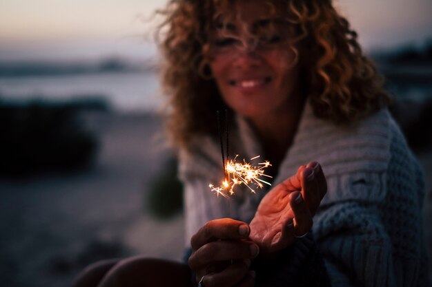 Silvester oder Feierzeit für fröhliche Dame in der Abendnacht mit Feuerwundern