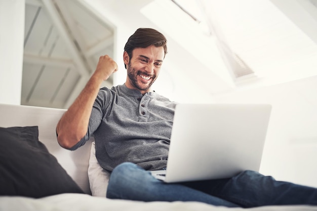 Sim, finalmente baixado Foto de um jovem bonito navegando na net em casa